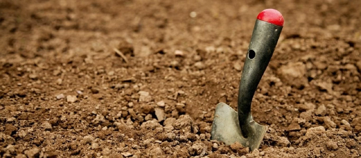 Άνδρας έσκαβε στον κήπο και έπεσε πάνω σε απίθανο εύρημα - Εντόπισε 100 βόμβες από τον Β' Παγκόσμιο Πόλεμο (φώτο)